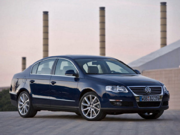 Volkswagen_Passat_Sedan_2005.jpg